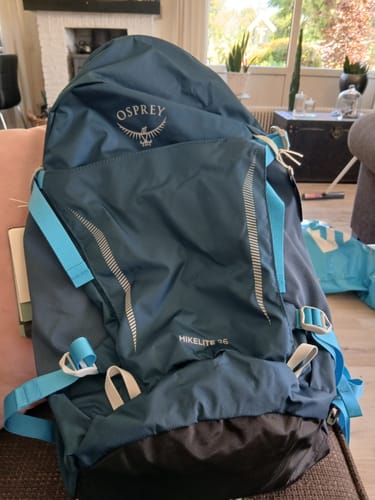 Kunde zeigt einen blauen Osprey Rucksack, den er in seinem Mystery Pack erhalten hat.